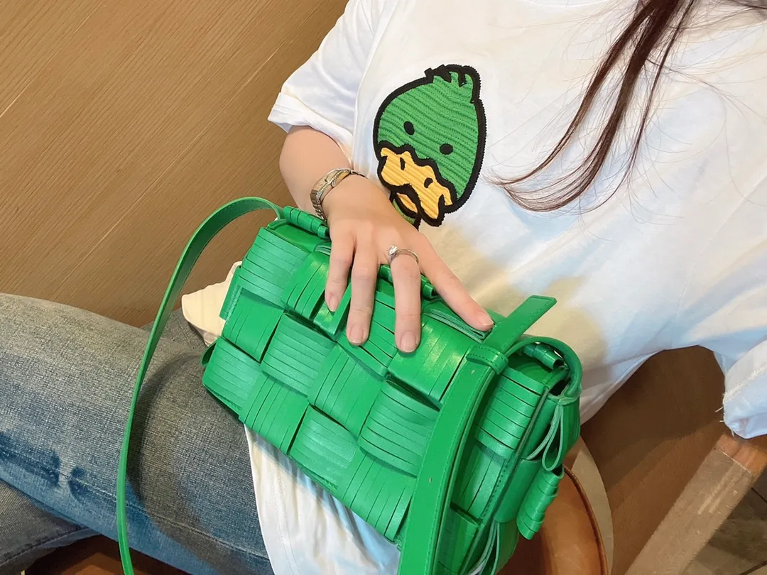 Actual photos of the model. The back and upper body are eye-catching. It has a unique and high-end feel. It will keep you coming back💚